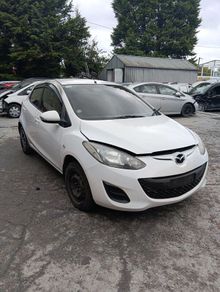 Breaking Mazda damio 2013 petrol