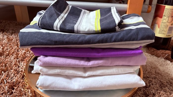 Single duvet cover + pillow case and 4 flat sheets- 15 euro all
