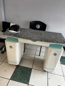 Nail desk with extractor