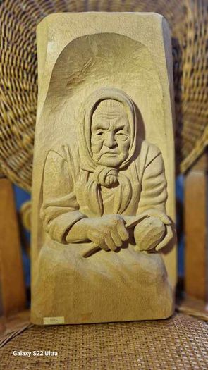 Sculptures, portraits made of wood.