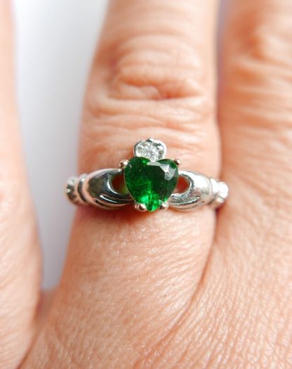 Vintage 925 Sterling Silver Claddagh Ring with Green Heart Stone size Q - 2,5g