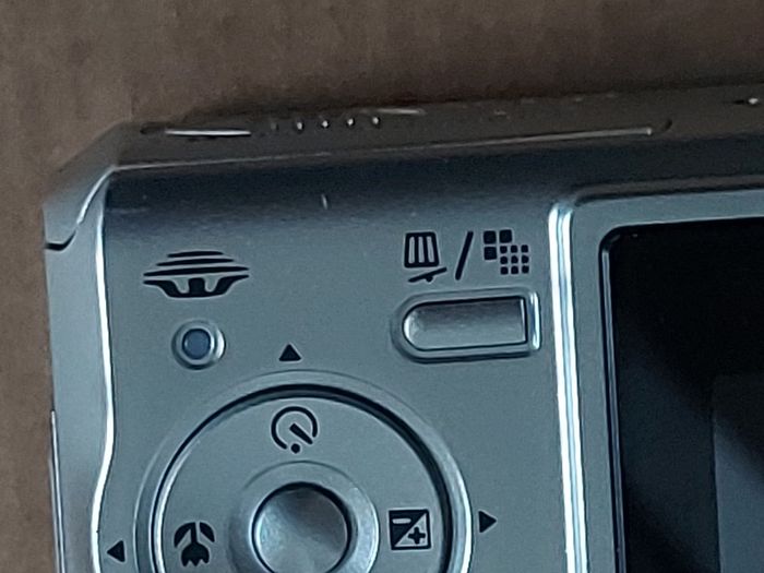 Sony Cyber-Shot Model DSC-S650, 7.2 Megapixels, Takes 2 x AA Baterys, in excellent working and cosmetic condition
