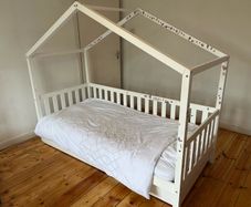 Children's House Bed w/ Pull-out Drawer