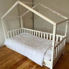 Children's House Bed w/ Pull-out Drawer