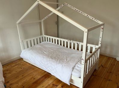 Children's House Bed w/ Pull-out Drawer
