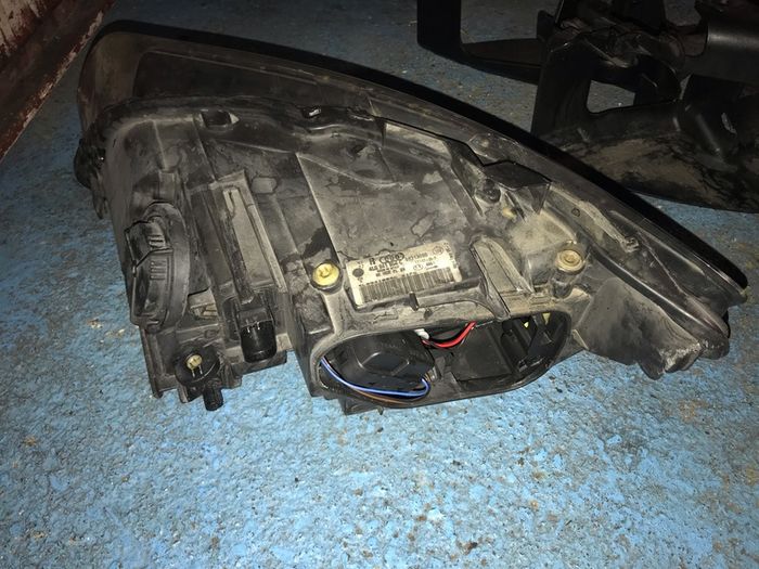 Audi Q7 Front Headlight Brackets