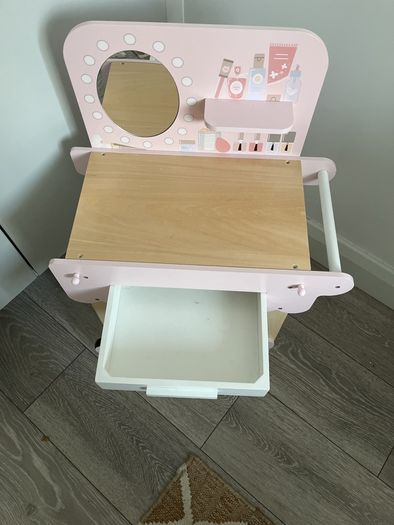 girls vanity