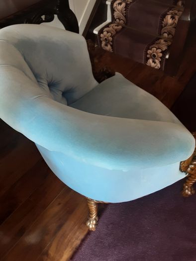 Pair of blue velvet buttoned armchairs with twisted wooden legs immaculate