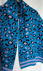 New MINUETO blue and pink leopard print scarf