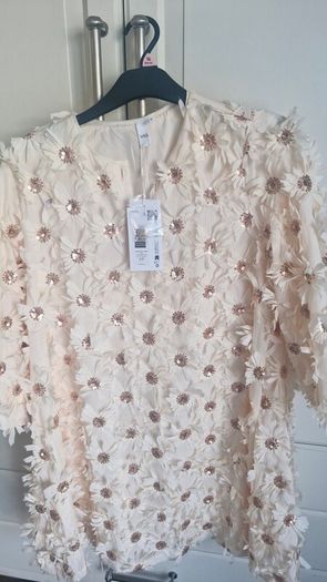 Absolutely stunning yas dress.