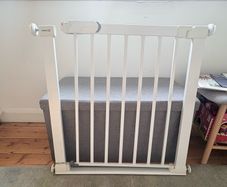 No drill, no trip Safety 1st Stair gate