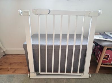 No drill, no trip Safety 1st Stair gate