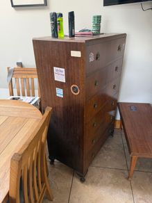 chest of drawers