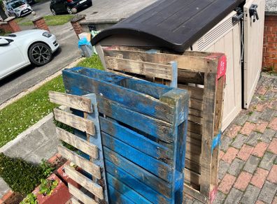 Pallets x2 and off pieces