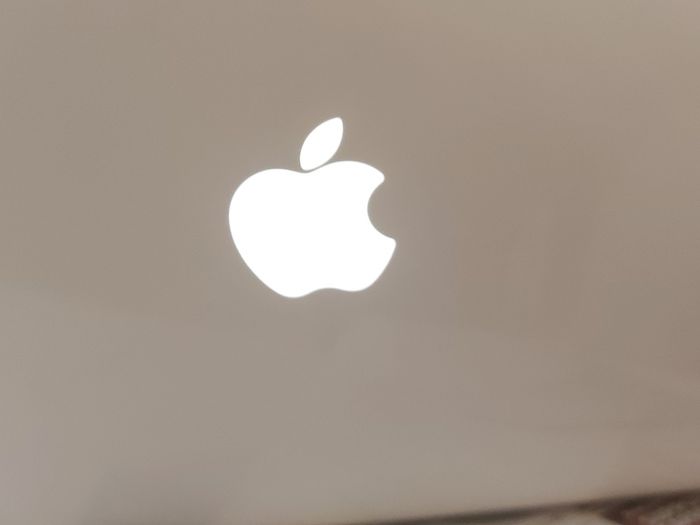 Vintage Apple MacBOOK, account password locked, in excellent cosmetic condition, excellent Battery