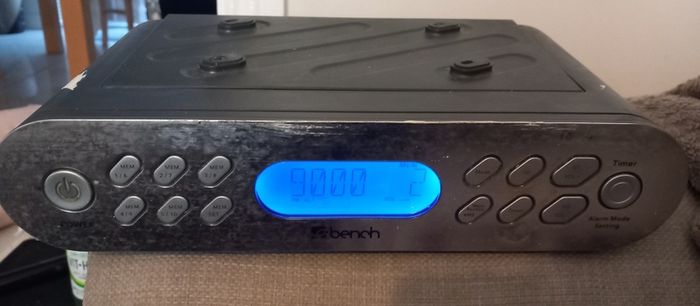 Bench clock radio