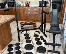 Large Gym Bundle, 100kg Metal Weights Set, 250kg Rated Heavy Sqaut Rack, Weight Bench, Aerobic Step And More!!!