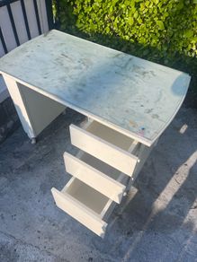 Table with removable glass top