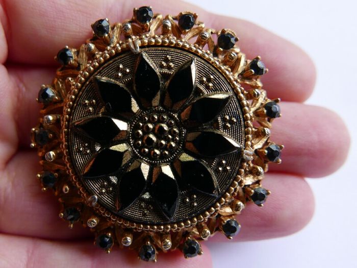 Antique Beautiful Florenza Goldtone Gilt Jet Art Brooch Pin