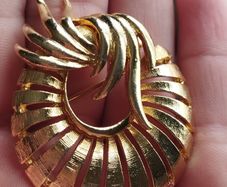 Vintage gold tone brooch.