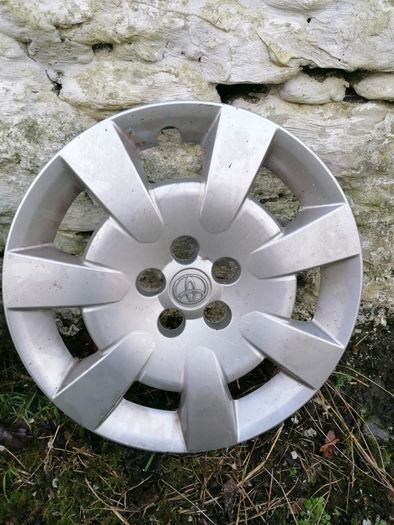 Toyota avensis hubcap trim that fits to your rims