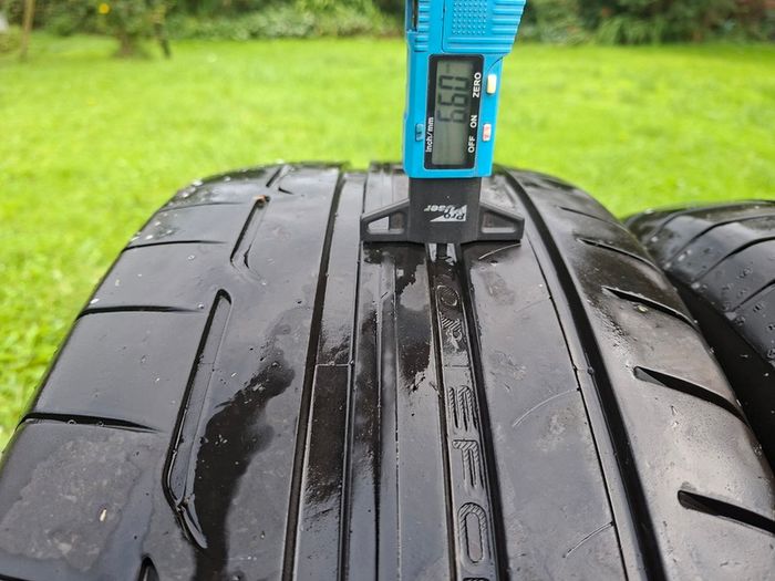 2x 235/55/19 Dunlop