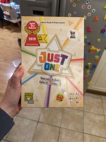 Just One board game (French)