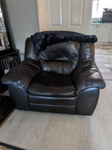 2  seater leather sofa , 2x 1 seaters leather armchairs