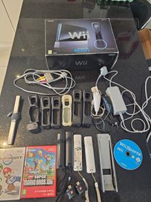Nintendo Wii Bundle, 4 Remotes, 2 Nunchuks + 3 Games