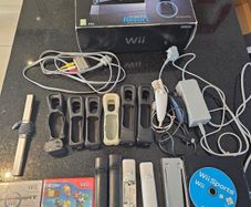 Nintendo Wii Bundle, 4 Remotes, 2 Nunchuks + 3 Games