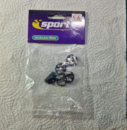 Scalextric C8329: New Round Guide Blade Pack (with connection clips)