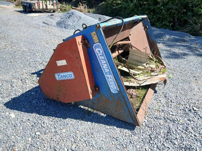 Cattle trailer,shear grab ,tanco chopper,yard scra
