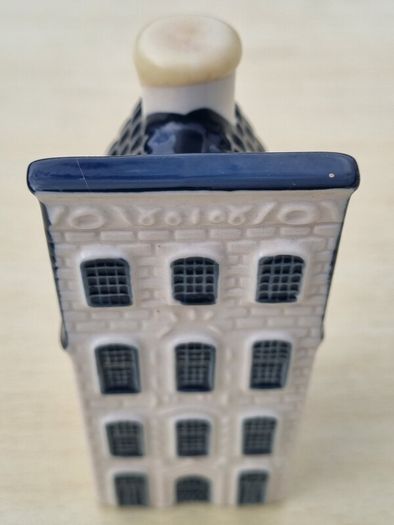 Collector's miniature house no. 27 from the KLM Delft Blue series