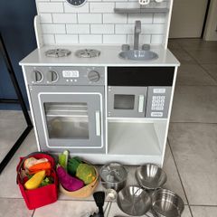 Play kitchen & accessories