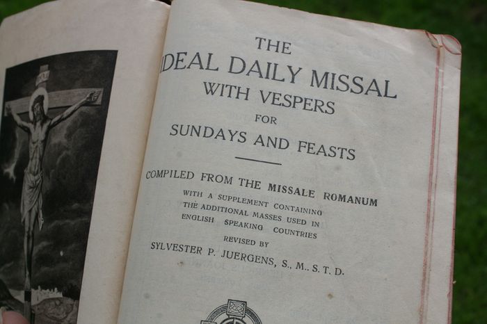 Vintage The Ideal Daily Missal with Vespers for Sundays and Feasts - Dublin