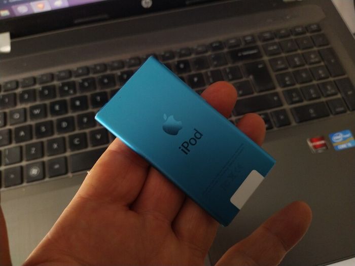 Apple iPod Nano 7th Generation Touch screen 16GB Blue with Bluetooth