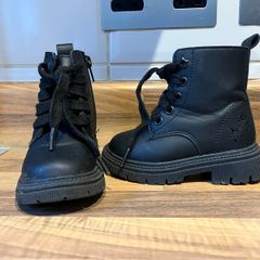 Girls boots (excellent condition)