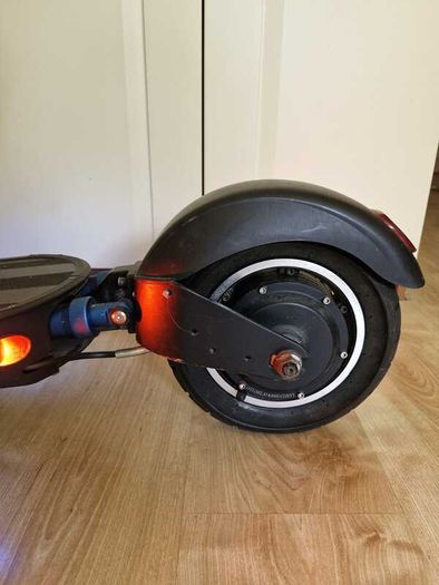 Apollo Explore (1000W) Electric Scooter - Needs brake service & tube