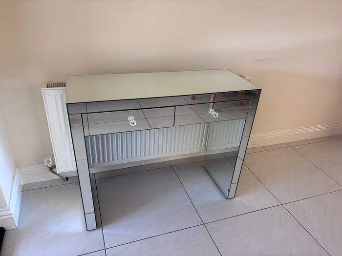 Mirror console/makeup table