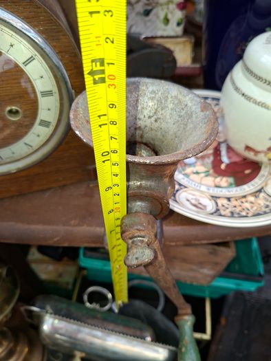 Old Table Top Harper Manual Meat Mincer. Postage Available or Collection, It is designed for grinding meat to make products such as sausages, burgers, or meatloaf.The cast iron body
