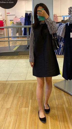 Black sleeveless stain dress
