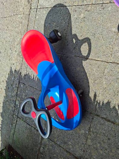 Blue and red wiggle car