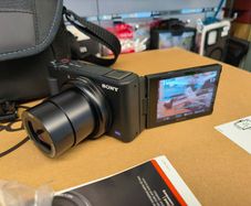 Sony Vlog camera ZV-1 | Digital Camera (Vari-angle Screen for Vlogging, 4K Video)
