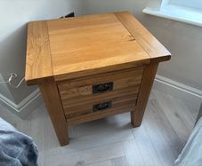 Solid Oak side table Strawbridge in like new condition