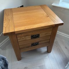 Solid Oak side table Strawbridge in like new condition