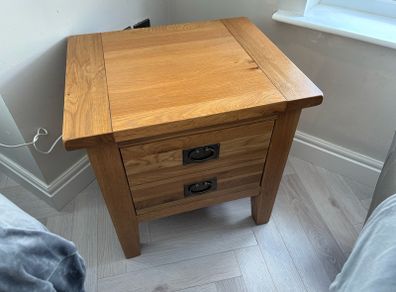Solid Oak side table Strawbridge in like new condition