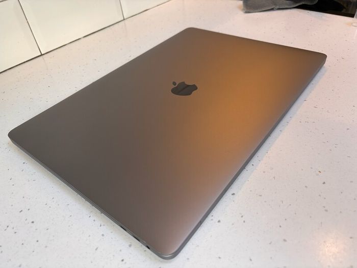MacBook Pro 15-inch Excellent Condition (21 Battery Cycle Count)