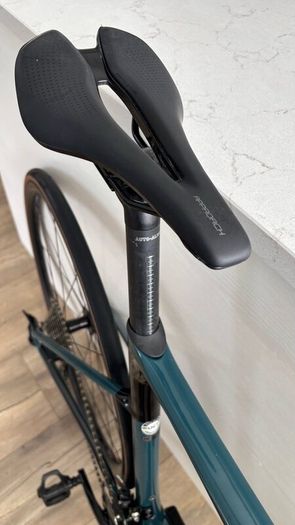 Giant defy advanced 2 carbon road bike
