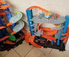 2 Hot Wheels Ultimate Garages