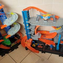 2 Hot Wheels Ultimate Garages
